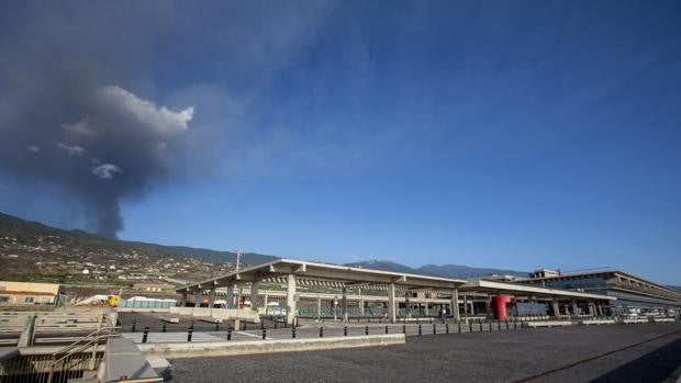 Cierra el aeropuerto de La Palma por la acumulación de ceniza