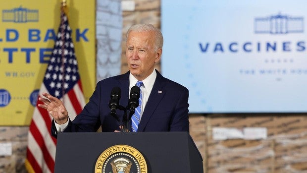 Biden exige a las empresas que impongan la obligatoriedad de la vacuna