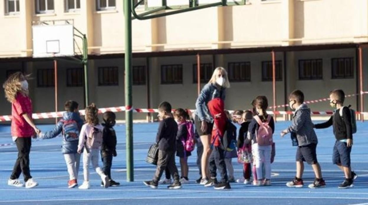 Imagen de un grupo de niños en el patio del colegio