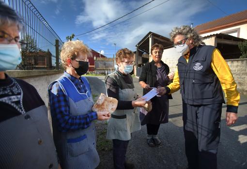 Ana es cartera y cada día recorre más de cien kilómetros en coche para repartir unas 500 cartas