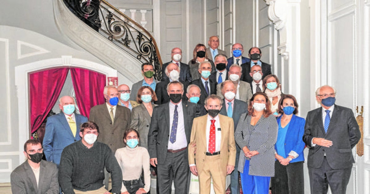 Foto de familia tomada durante la entrega de premios//