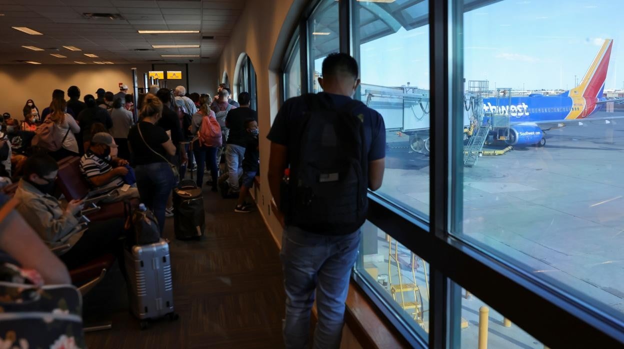 Pasajeros esperando en el aeropuerto de El Paso, Texas