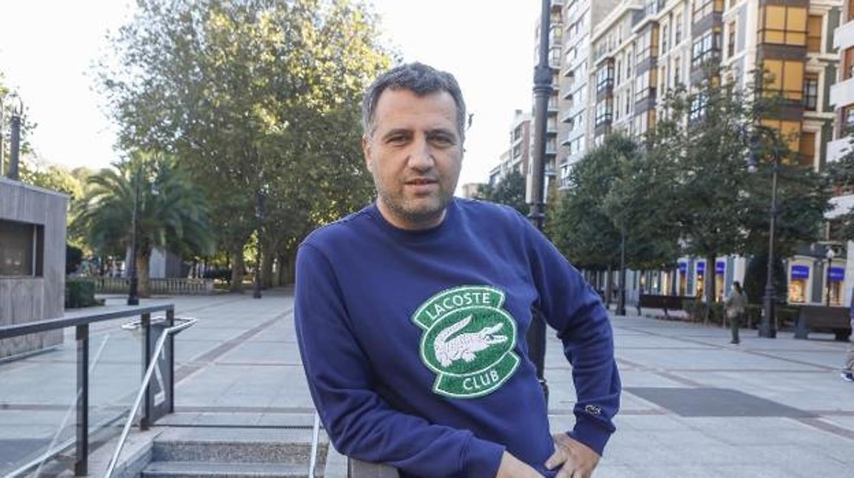 El profesor Yván Pozuelo, en el paseo de Begoña, en Gijón