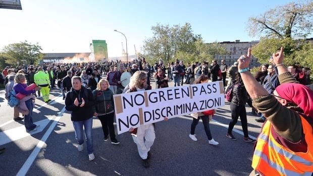 Protestas en las calles de Italia por la entrada en vigor del certificado de vacunación obligatorio para trabajar