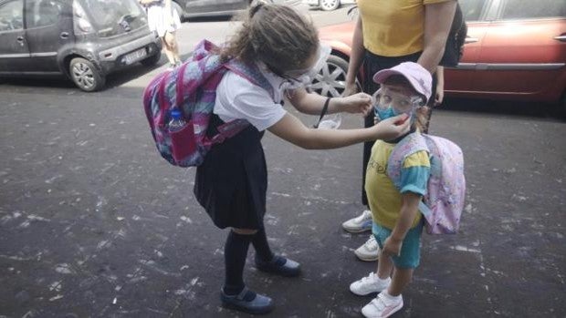 La vuelta al cole de los niños marcados por el volcán: «A estos niños les han arrancado parte de sus vidas»