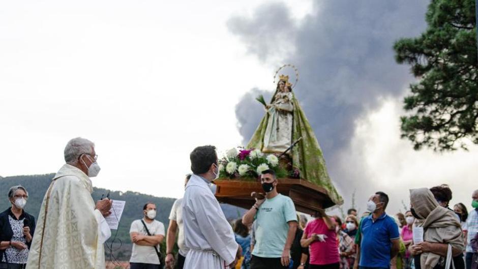 Ni la fe ni el volcán se apagan en La Palma