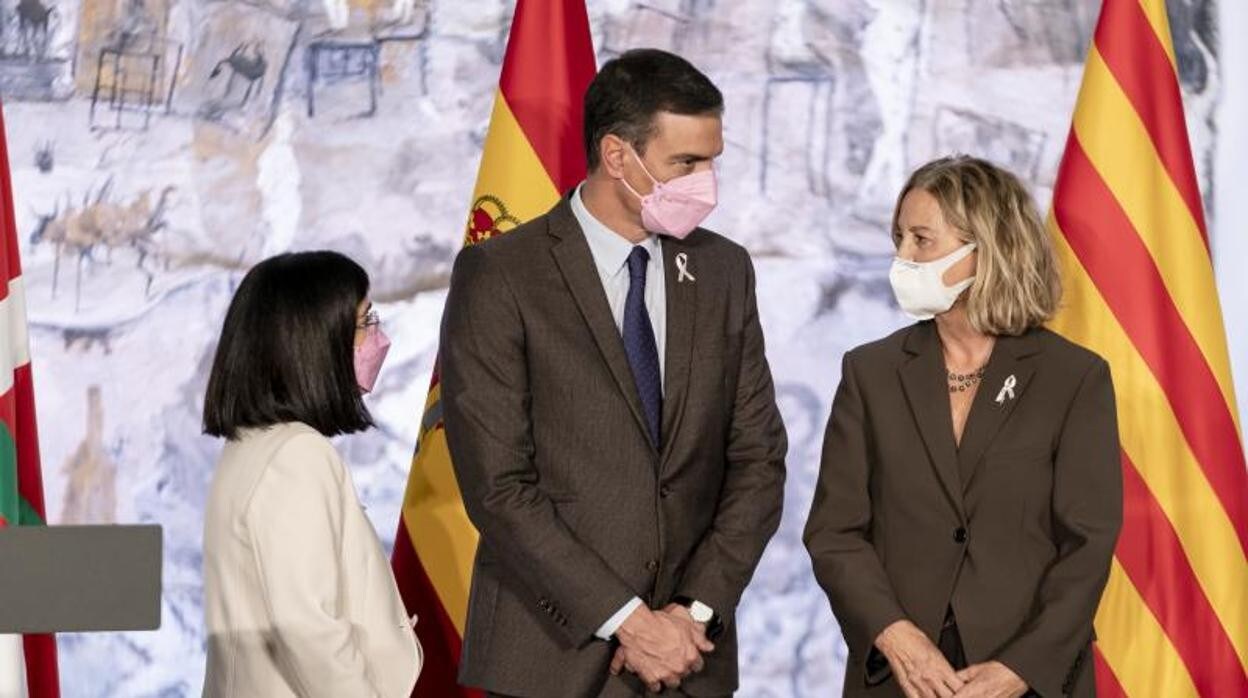 Pedro Sánchez, con la ministra Carolina Darias (izquierda) y Flora Pérez, vicepresidenta de la Fundación Amancio Ortega Gaona