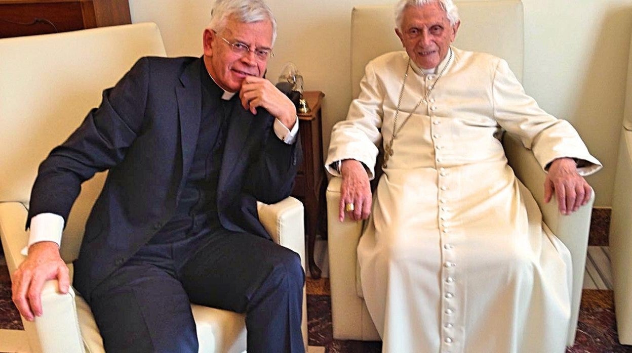 Una de las últimas imágenes publicadas de Benedicto XVI, en 2017, junto a Alfredo Sonnenfeld, que presentó la décima edición de su libro 'Educar para madurar'