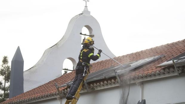 La iglesia de La Palma que recuperó la luz y las misas tras la salvación de los bomberos