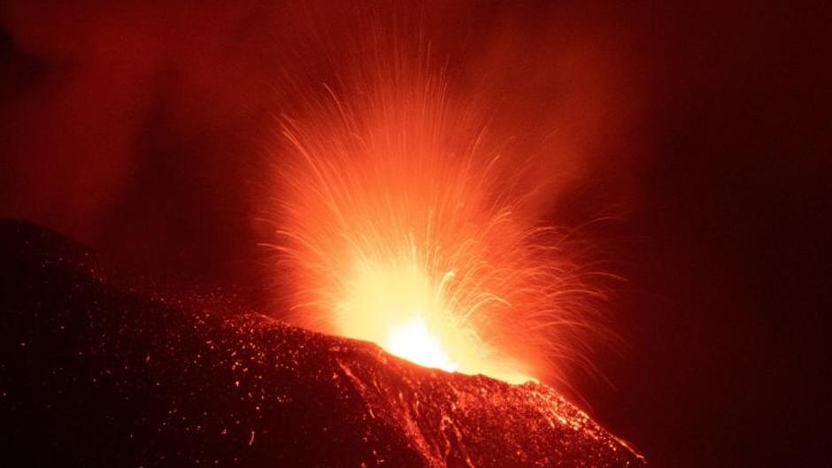 Un mes de erupción en La Palma: así han sido estos 30 días viviendo bajo el rugido del volcán