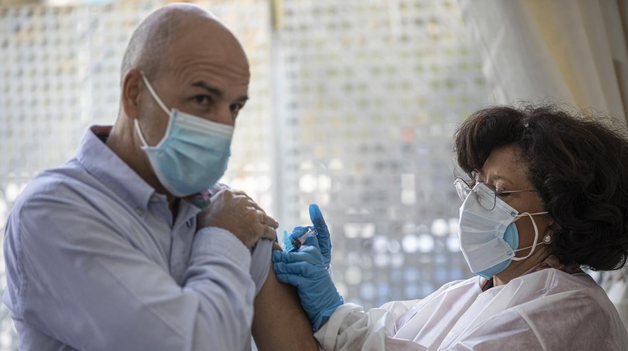 Un hombre se vacuna contra la gripe en el Colegio de Médicos de Sevilla