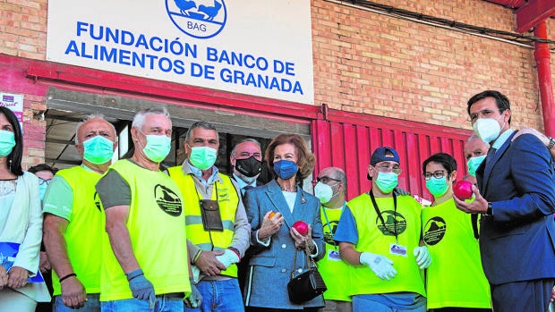 Doña Sofía visita en Granada la Fundación Banco de Alimentos