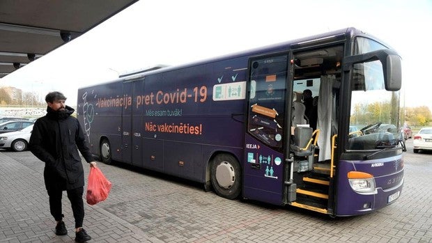 Letonia se convierte en el primer país de Europa en volver al toque de queda por el repunte del Covid