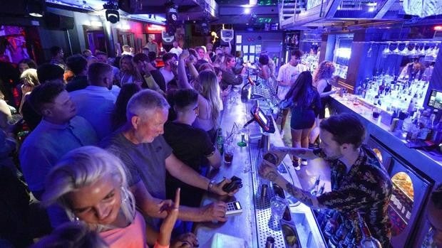 Alarma en Reino Unido por el nuevo método utilizado por violadores para drogar a sus víctimas