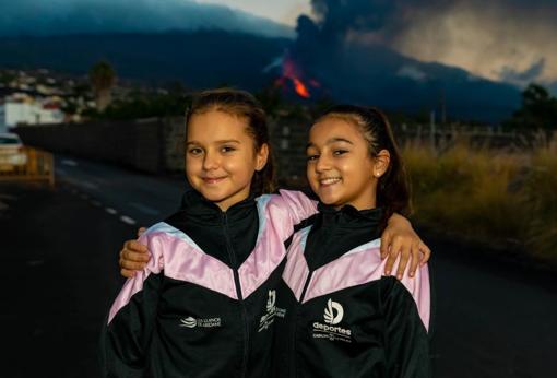 Aura y Alejandra posan con el volcán de Cumbre Vieja detrás