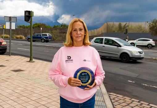 Gloria Cáceres posa para ABC con alguno de sus reconocimientos