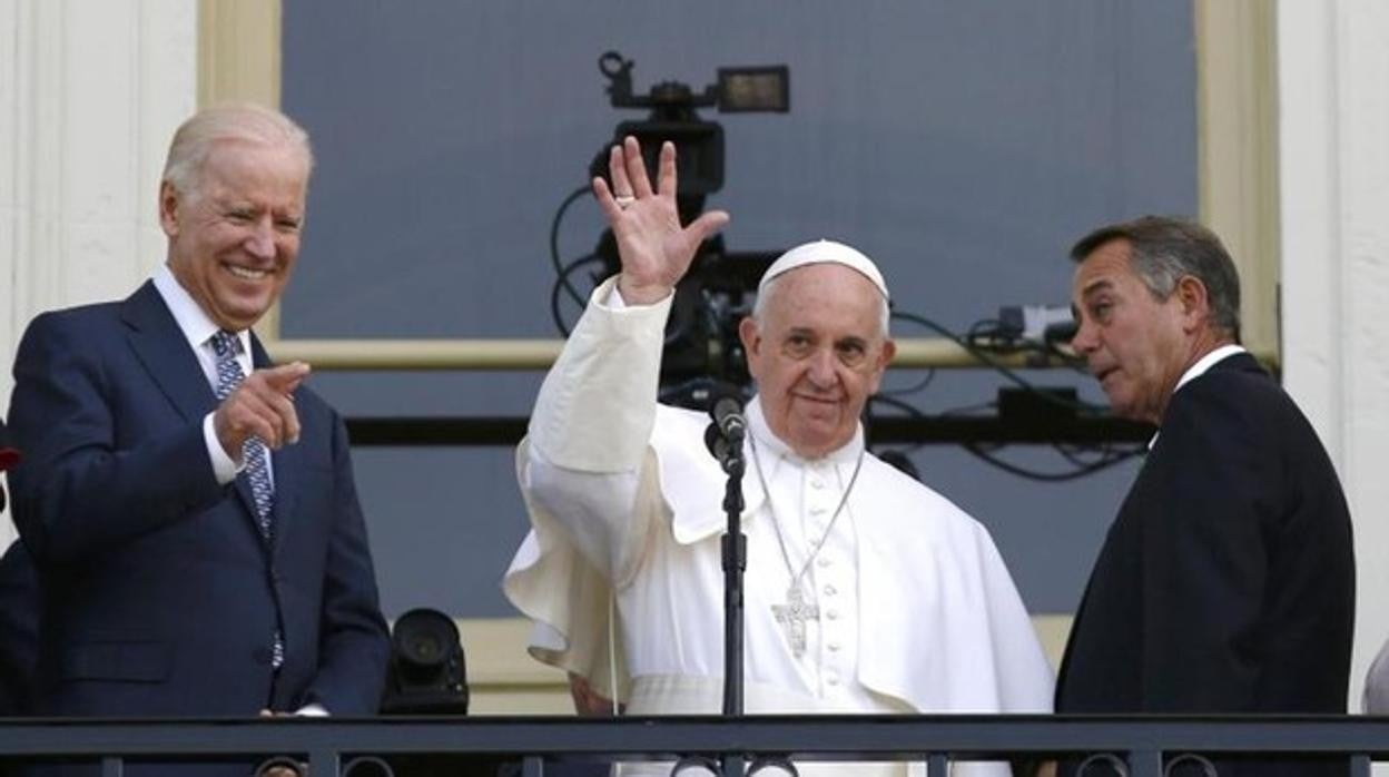 Biden y Francisco durante una visita a Washington en 2015