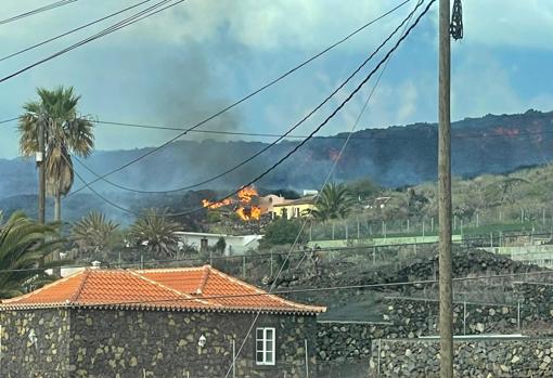 imagen de una casa engullida por la lava en Todoque