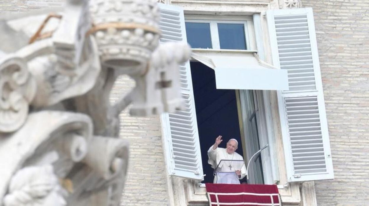 El Papa Francisco saluda desde la ventana de su oficina con vistas a la Plaza de San Pedro mientras dirige la oración del Ángelus