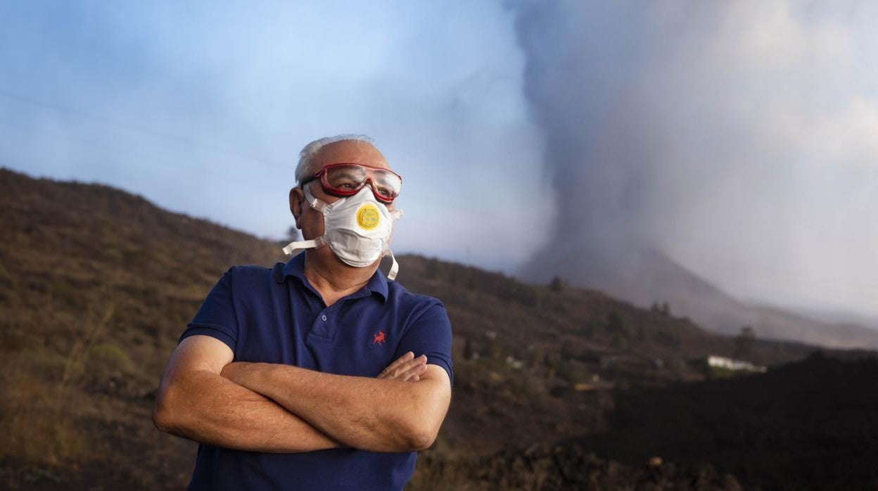 Morcuende, protegido con mascarillas y gafas con el volcán de Cumbre Vieja detrás