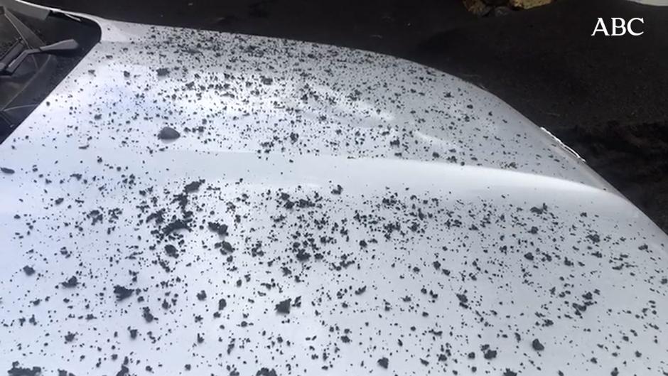 La constante lluvia de ceniza del volcán de La Palma