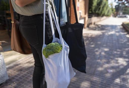 Para cumplir con la dieta no basta con comer de forma saludable también hay que acudir a tiendas próximas para dejar el coche en casa y reducir la contaminación
