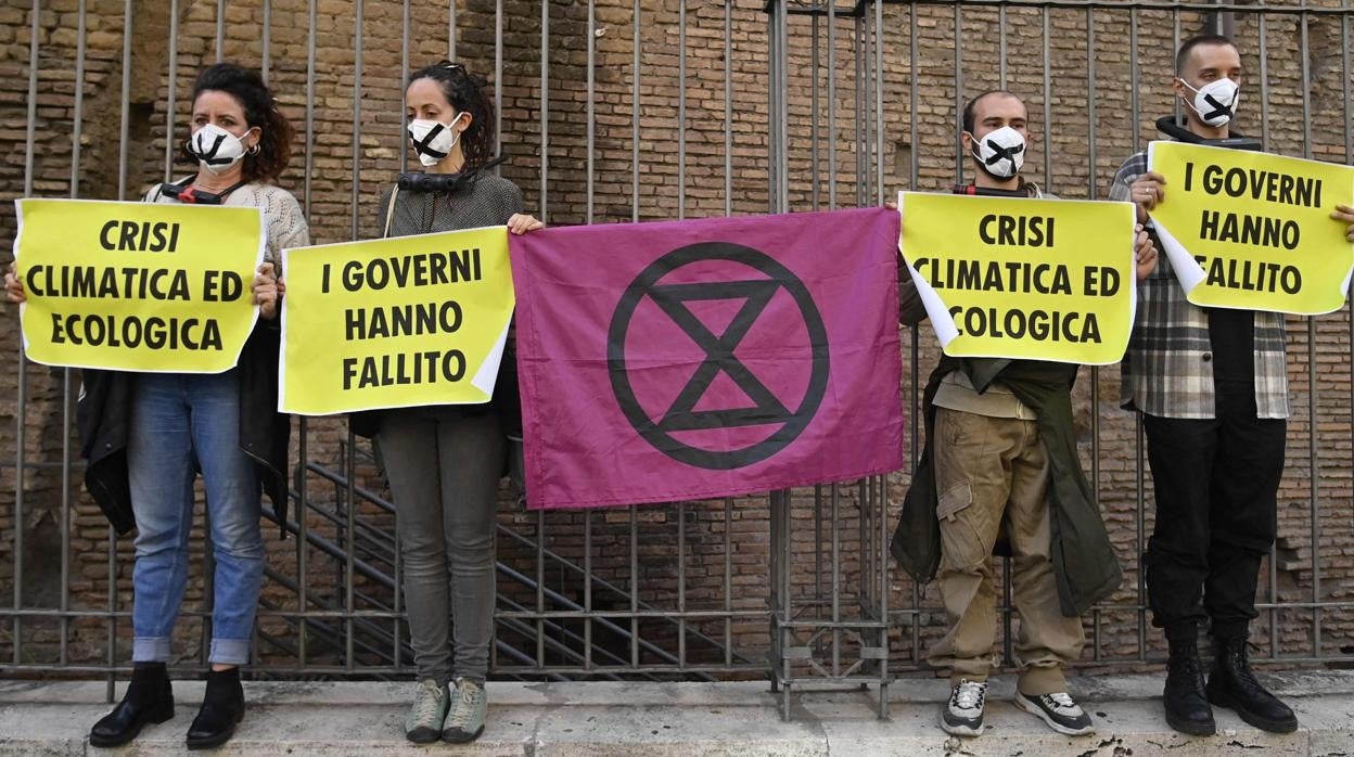 Activistas del grupo Extinction Rebellion protestan en Roma ante los líderes del G-20