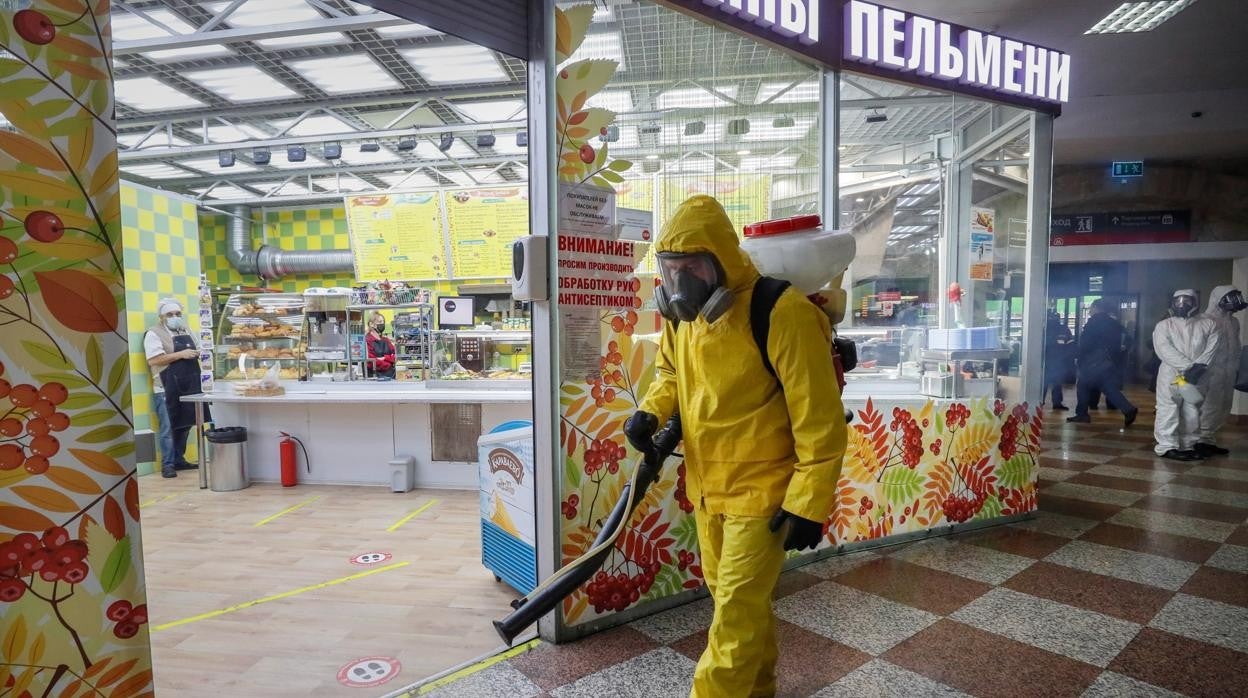 Un operario desinfecta una estación en Moscú