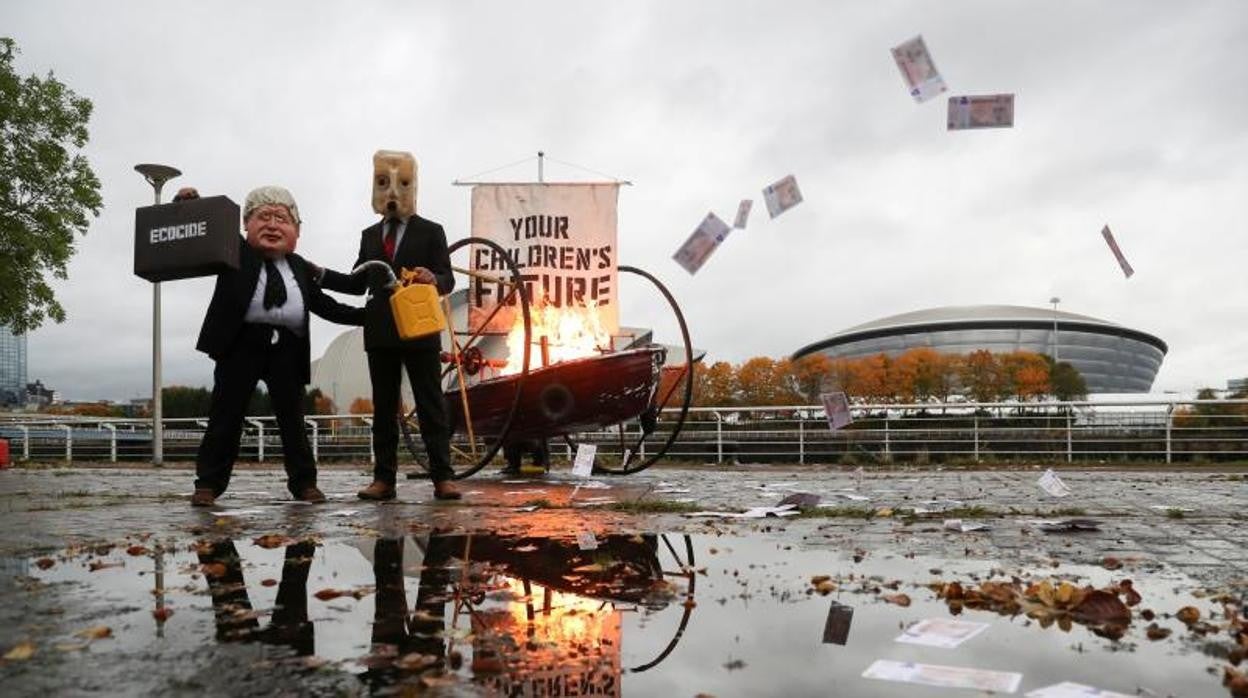 Activistas del grupo Ocean Rebellion durante una performance en Glasgow