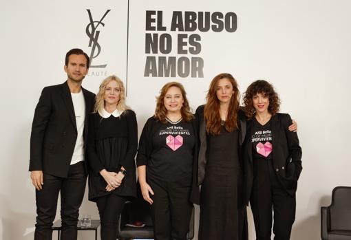 De izq. a dcha., Jesús Abia, Ángeles Carmona, Ana Bella, Leticia Dolera y una de las mujeres que han denunciado haber tenido una relación de abuso, Elisabeth Calderón