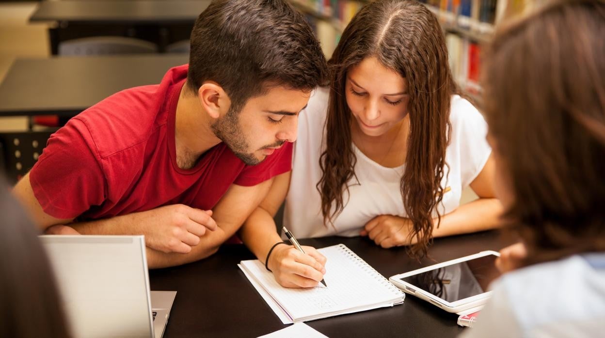 Cincuenta estudiantes brillantes y con escasos recursos logran las primeras becas de La Caixa