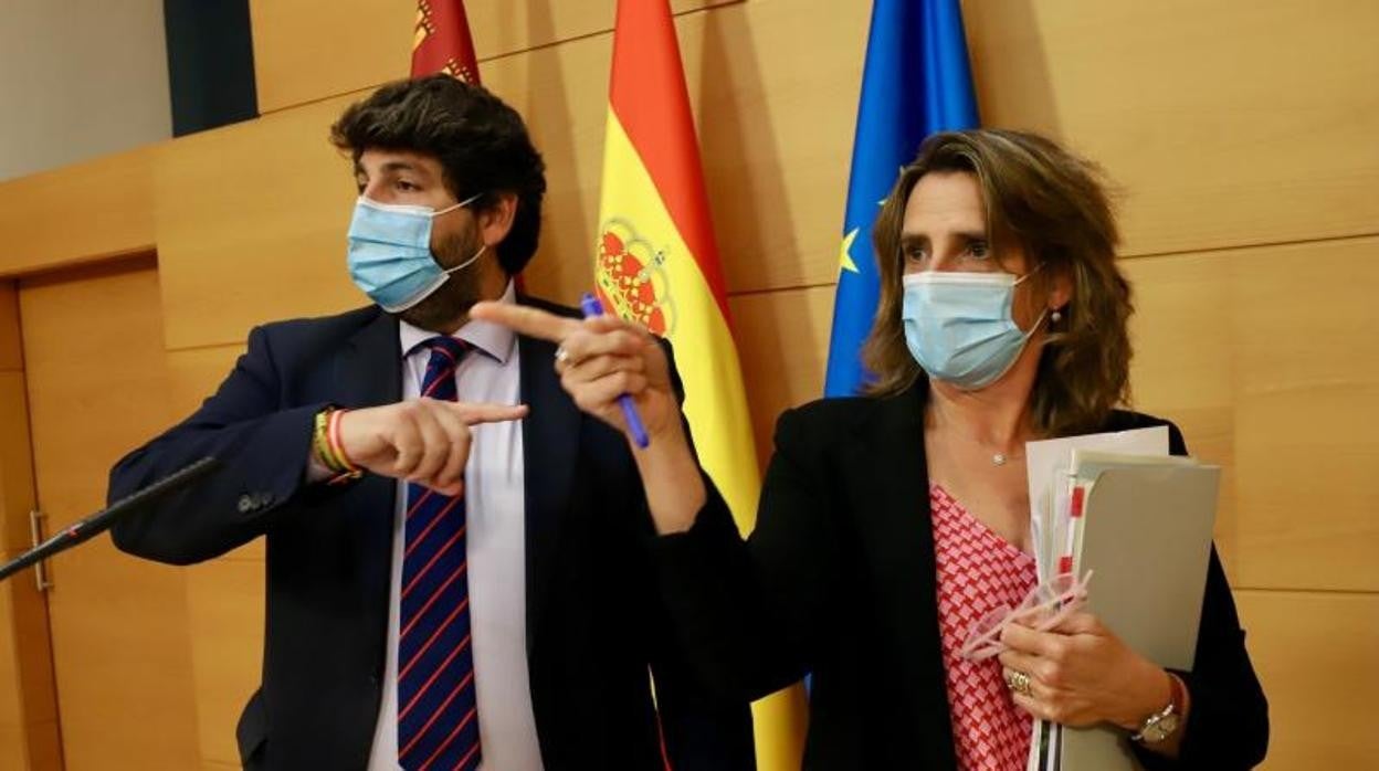 La vicepresidenta tercera y ministra para la Transición Ecológica y el Reto Demográfico, Teresa Ribera, y el Jefe del ejecutivo regional de Murcia, Fernando López Miras