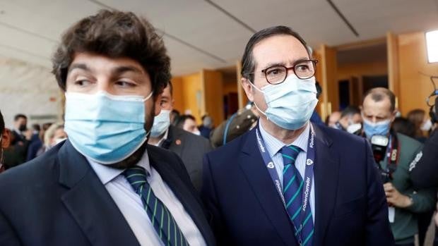 Murcia aprueba una norma para que los funcionarios no usen términos como «portavozas» o «niñes»