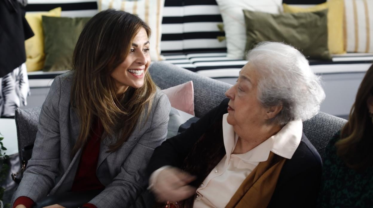 La presentadora Nuria Roca y la presidenta de la Federación de Asociaciones de Mujeres Separadas y Divorciadas, Ana María Pérez del Campo, ayer en el centro integral de recuperación de mujeres maltratadas en Madrid