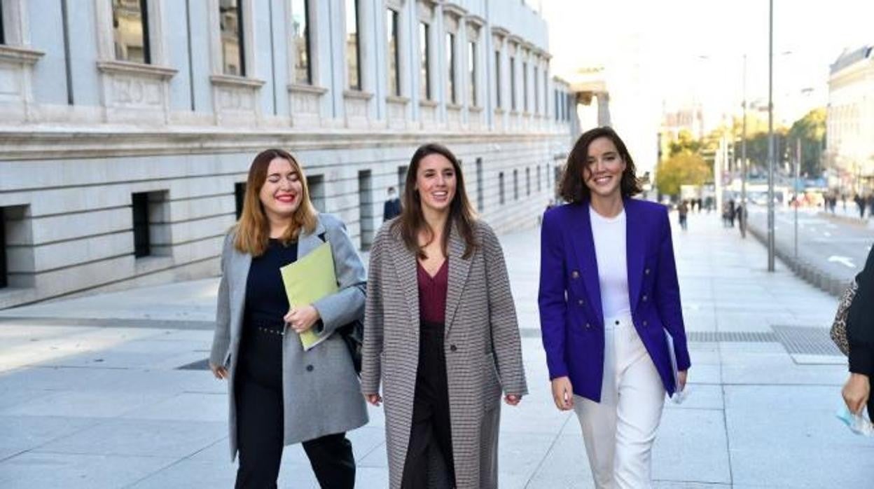 Ángela Rodríguez, secretaria de Estado de Igualdad, la ministra Irene Montero y Andrea Fernández, secretaria de Igualdad del Partido Socialista