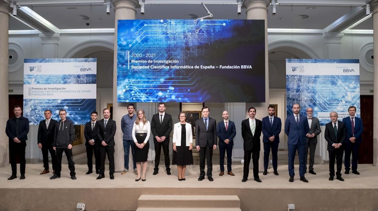 Foto de familia de los galardonados con los Premios de Informática