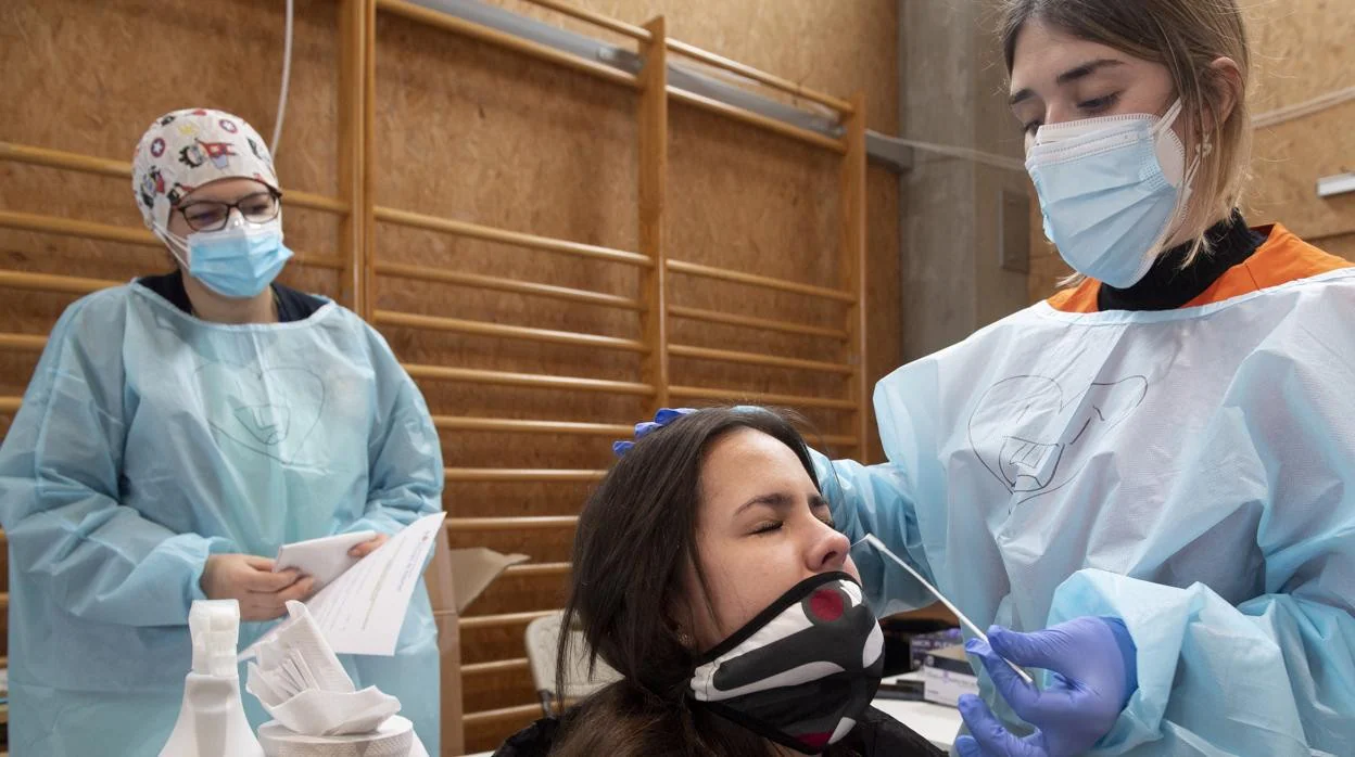 Sanitarias realizan pruebas de detección del coronavirus en Madrid