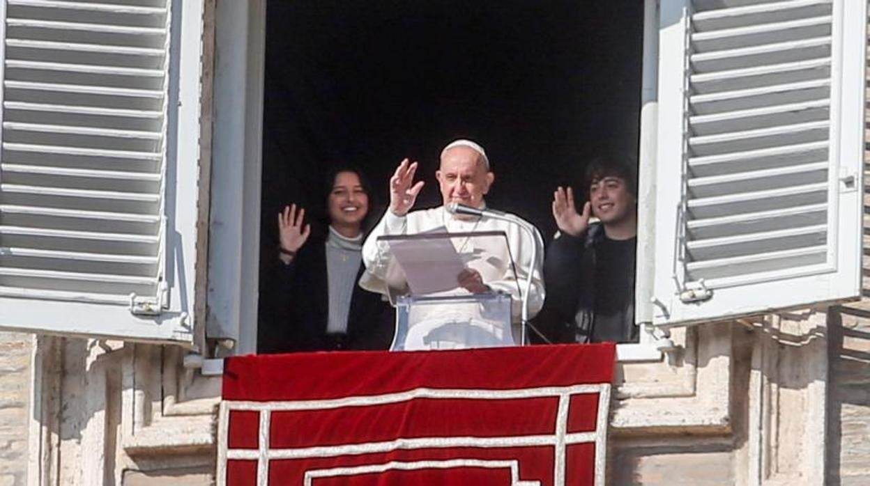 El Papa Francisco flanqueado por dos jóvenes durante el rezo del Angelus este domingo