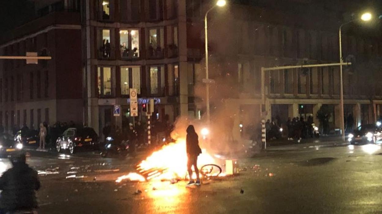 Una de las hogueras provocadas por manifestantes durante las protestas en Países Bajos contra las restricciones Covid