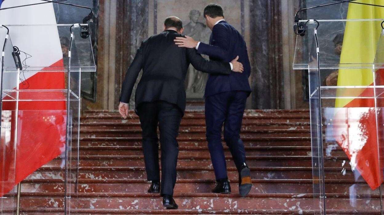 De espaldas, a la izquierda, el primer ministro de Francia Jean Castex junto al primer ministro de Bélgica, Alexander de Croo, durante el encuentro bilateral en París, sin distancia ni mascarilla