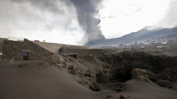 El volcán de La Palma 'engulle' a su paso a otro volcán