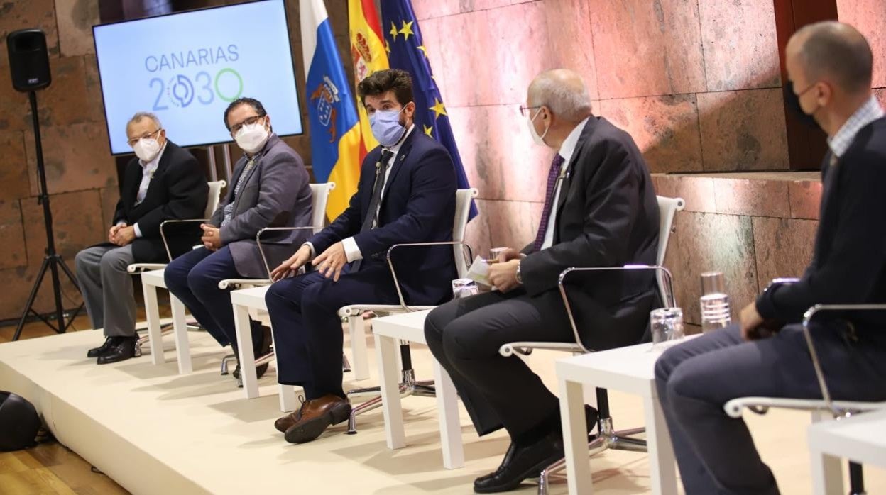 De izq. a dcha. Carlos Sierra (Asescan); Gustav Santa, vicesonsejero de Empleo del Gobierno de Canarias; David Padron, director general de Investigación y Coordinación de Desarrollo Sostenible; Antonio Rico, presidente de la Plataforma del Tercer Sector y José David Monzón, experto en economía del bien común