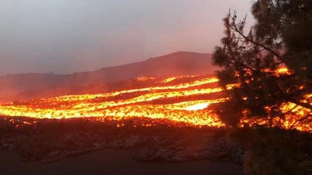 Una colada generada por una nueva fisura avanza sobre San Nicolás, la 'Pompeya' de La Palma