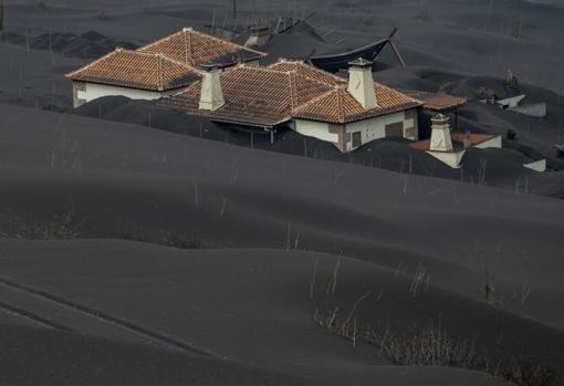 Una de las casas cubiertas por la ceniza de San Nicolás