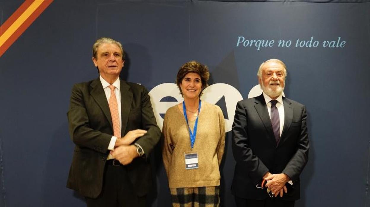 Íñigo Gómez-Pineda (izqda.), María San Gil y Jaime Mayor Oreja este viernes durante la presentación de NEOS