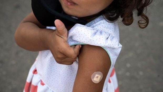 Darias anuncia que las vacunas para menores de 12 años no llegarán a España antes de la segunda quincena de diciembre