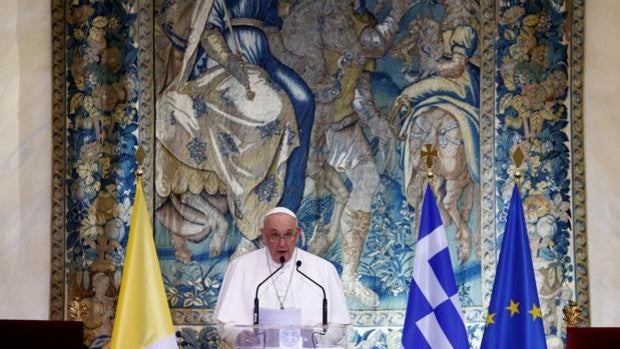 El Papa en Atenas: «Hoy se registra, no solo en el continente europeo, un retroceso de la democracia»