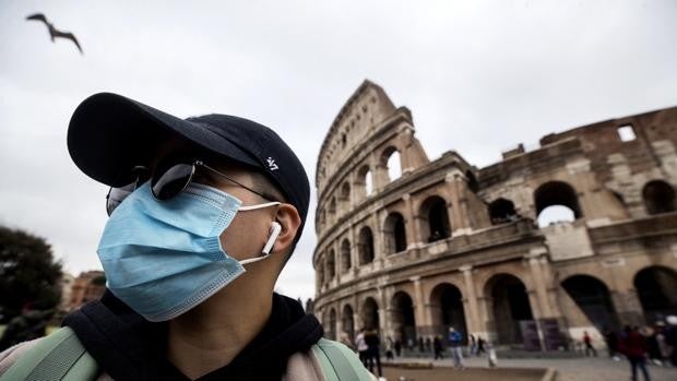 Roma vuelve a imponer el uso de mascarilla en el exterior