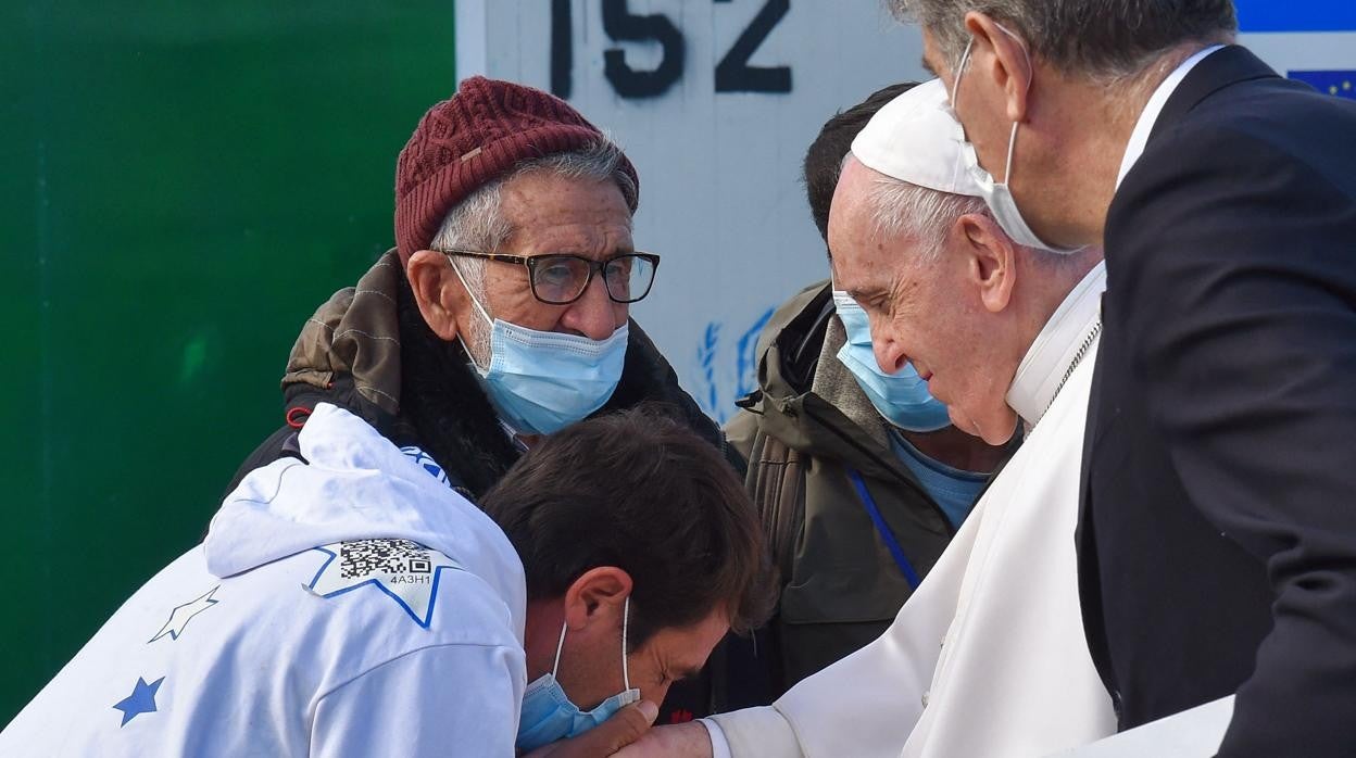 Un hombre saluda al Papa en su visita a Lesbos