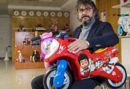 Luis Berbegal sostiene una de las motos de Injusa, una empresa fundada en 1947. Su andadura empezó en Ibi, un pueblo que se especializó en la fabricación de juguetes de hojalata